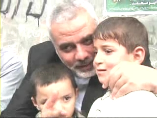 Filistin başbakanı İsmail Heniyye, Şehid Ahmed Cebari’nin evini ziyaret etti 1