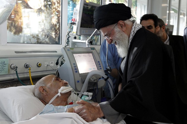 İmam Ali Hamaney şehitler hastanesinde yatan ebeveynleri ziyaret etti 11