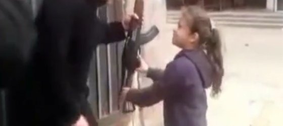Suriye’deki muhalifler küçük bir kız çocuğunun eline kalaşnikof verdiler 11