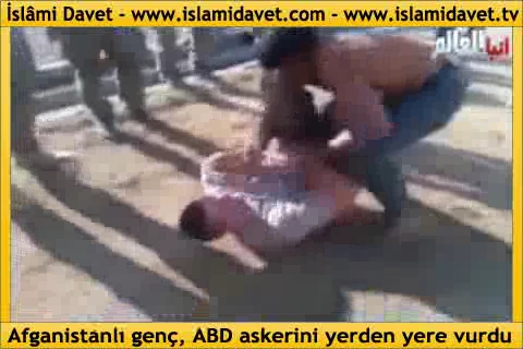 Afganistanlı genç, ABD askerini yerden yere vurdu 11