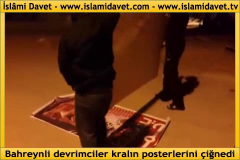 Bahreynli devrimciler kralın posterlerini çiğnedi 50