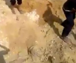 Gazze’de enkazdan cesetlerin çıkarılma anı… 11