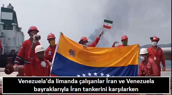 Venezuela'da limanda çalışanlar İran ve Venezuela bayraklarıyla İran tankerini karşılarken 17