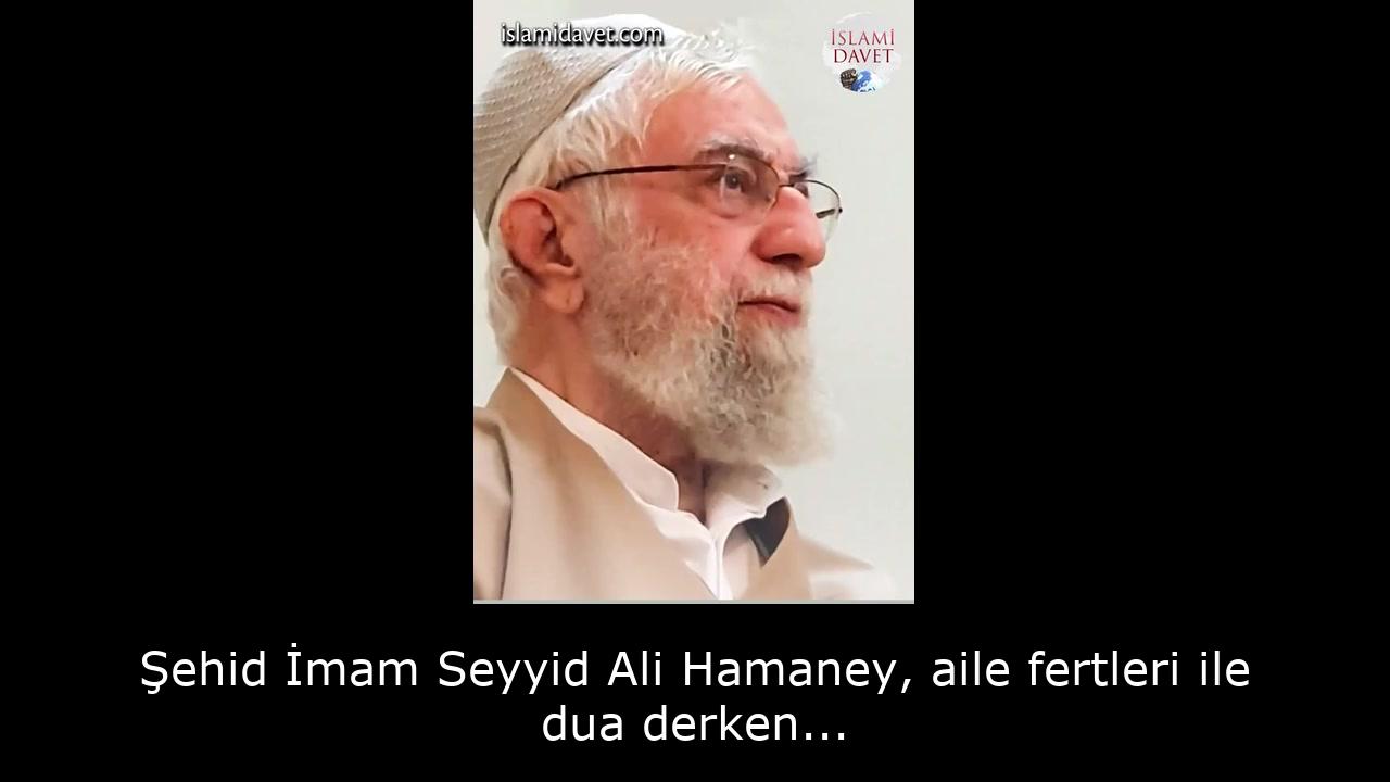Şehid İmam Seyyid Ali Hamaney, aile fertleri ile dua derken... 1