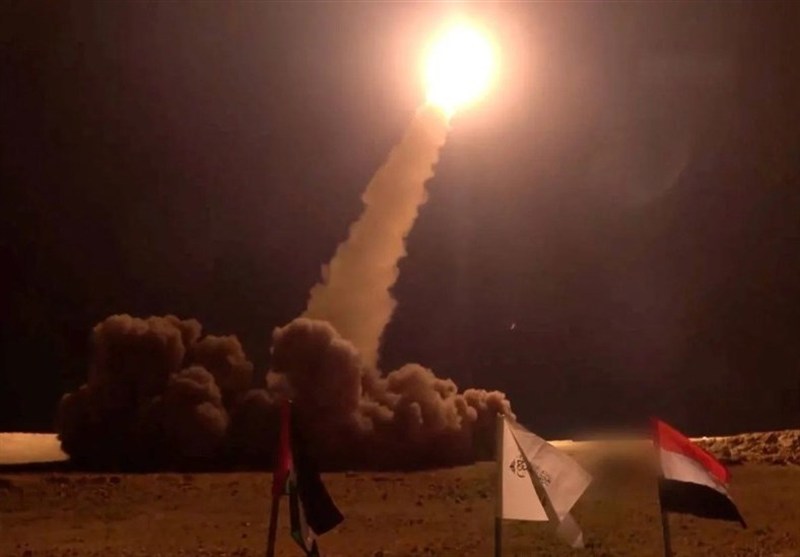 Yemen askeri bir kaynak Yemen haber ajansı Saba'ya, Allah'ın izniyle, El-Jawf Valiliği'nin doğusundaki Suudi düşman birliklerinin hedef alındığını ve düzinelerce aracın ateşe verildiğini doğruladı.