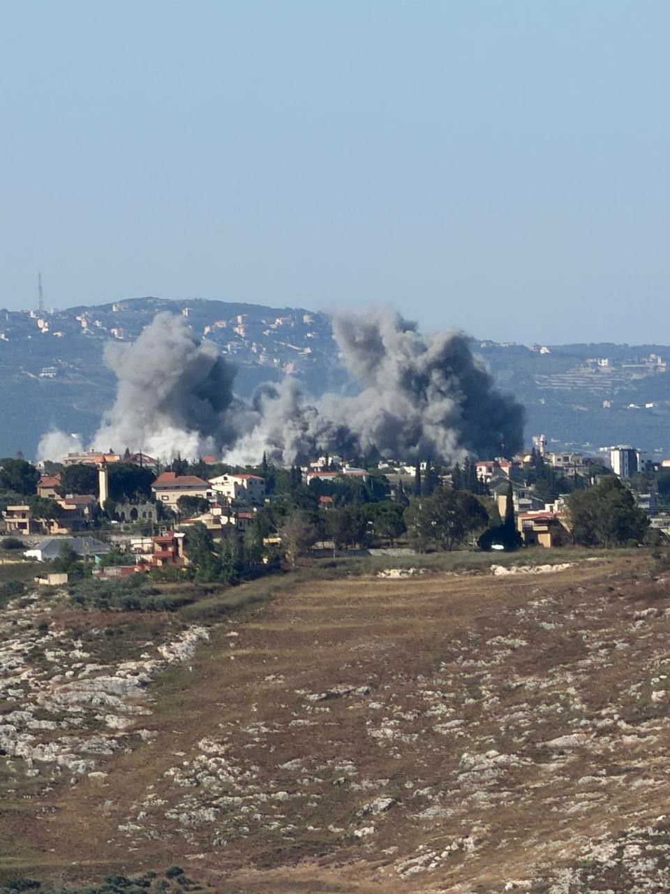 Siyonist rejimin uçakları Lübnan güneyindeki Barış köyünü bombaladı.