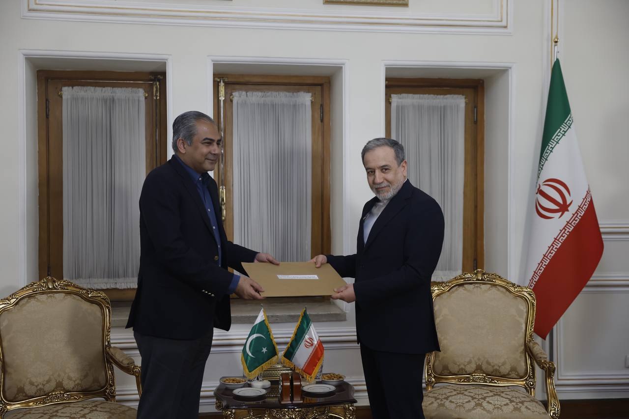 Pakistan'ın Devrim Liderine Özel Mektubu Irakçi'ye Teslim Edildi.