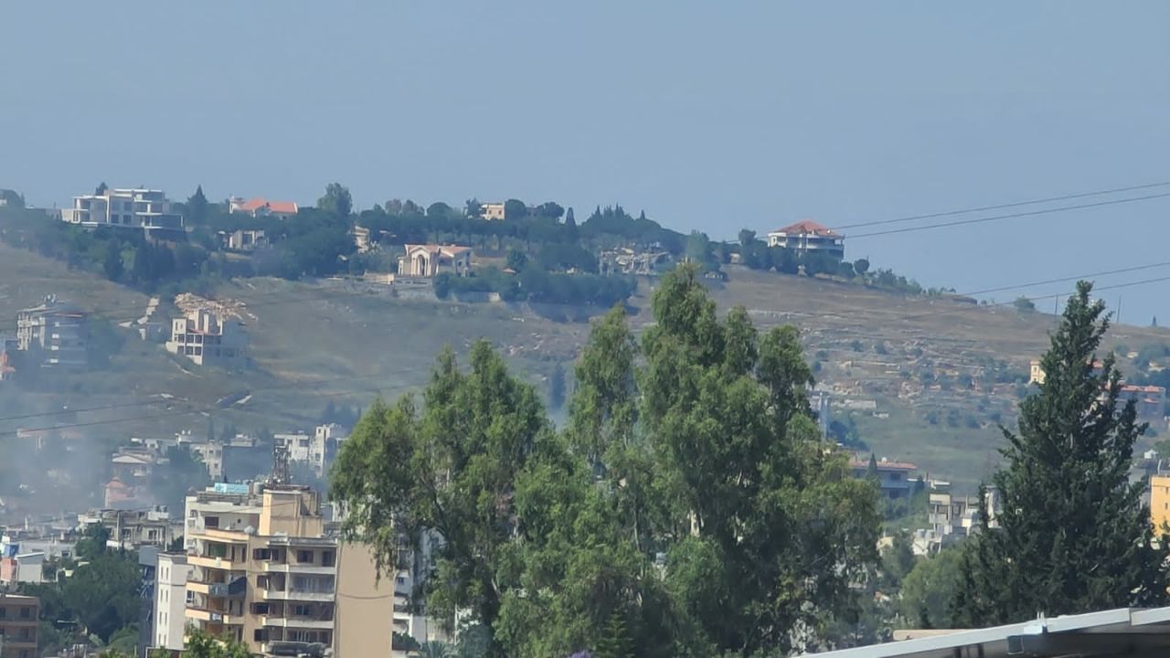 Siyonist İsrail rejiminin topçuları Lübnan'ın güneyindeki En-Nabatiye şehrini hedef aldı.