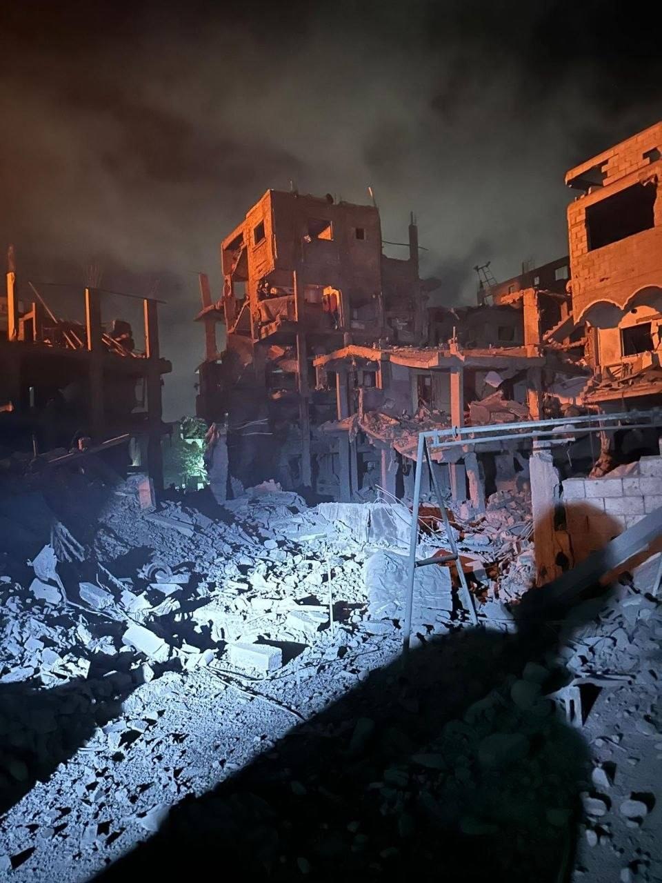 İşgalci İsrail rejiminin Gazze Şeridi merkezindeki El-Meğazi kampında bir eve düzenlediği hava saldırısında geniş çaplı yıkım.