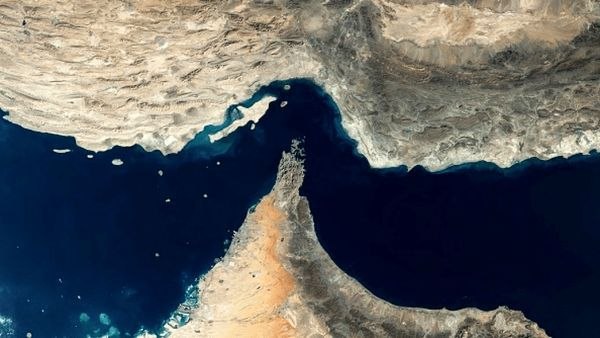 Hürmüz Boğazı sakin durumda ve yaklaşık 50 gemi geçiş izni bekliyor, ancak şu anda güvenlik önlemleri nedeniyle geçişe izin verilmedi ve daha fazlası da limanlarda bekliyor.