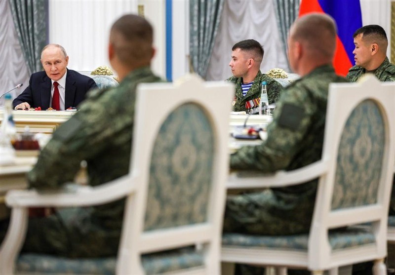 Putin: Rusya, NATO'nun tamamına karşı tek başına direniyor