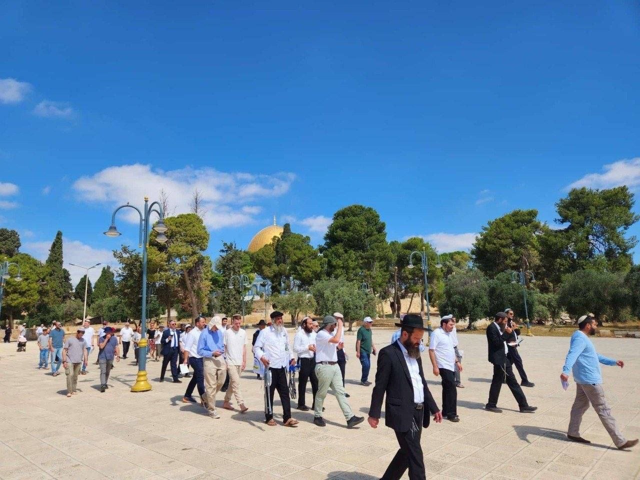 Siyonist yerleşimciler Mescid-i Aksa'ya saldırdı