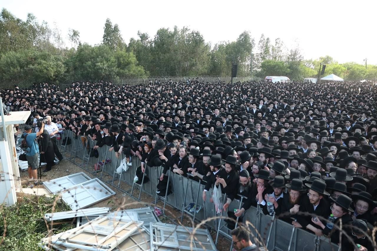 Binlerce Haredi yerleşimci, işgal altındaki Beit Lid'deki merkezi askeri gözaltı tesisini kuşatarak, işgal ordusunda askerlikten kaçan bir Haredi erkeğin tutuklanmasını protesto ediyor.