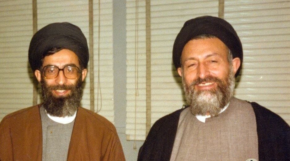 Şehit Ayetullah Beheşti ve Şehit İmam Ali Hamanei'nin, Cumhuriyet Partisi'nin bir toplantısında çekilmiş bir fotoğrafı