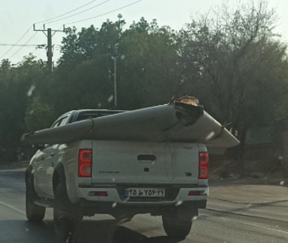 Dezful'da bir Hilux'un arkasında düşmüş bir Amerikan Lucas insansız hava aracı görüldü.