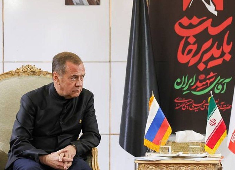 Medvedev: İran'ın, Hürmuz Boğazı'ndan daha güçlü bir silahı var.