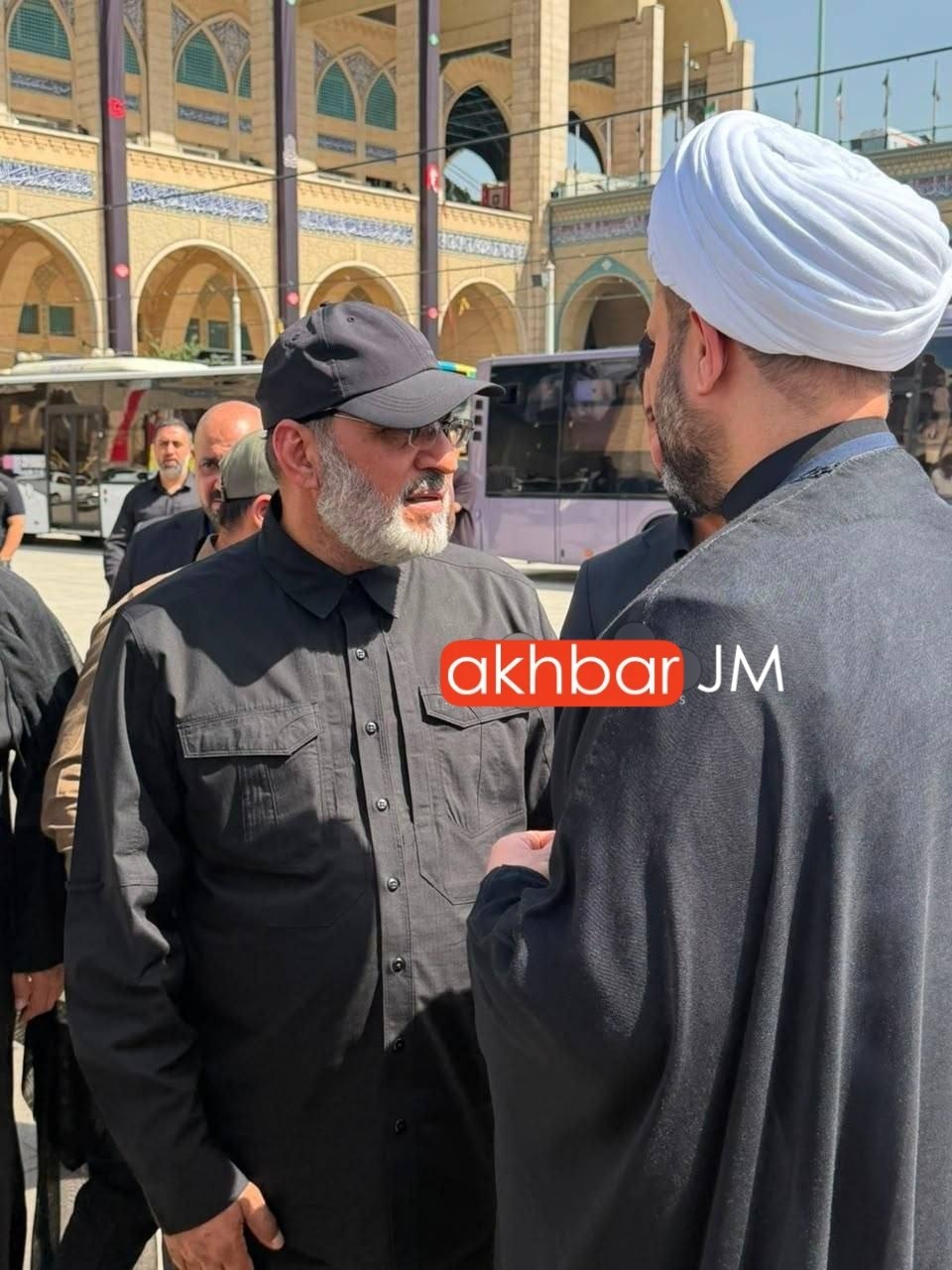 Ketaib Seyyidüş Şüheda Genel Sekreteri Hacı Ebu'ala Velayi ve Necip Hareketinin Genel Sekreteri Şeyh Ekrem el-Kebbi, Tahran'daki büyük camide düzenlenen törende, şehit liderin cenazesine saygılarını sundular.