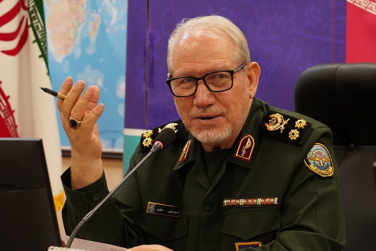 Tümgeneral Rahim Safavi: İç meselelerimize dikkat etmeli ve milletimizin memnuniyetini sağlamalıyız.