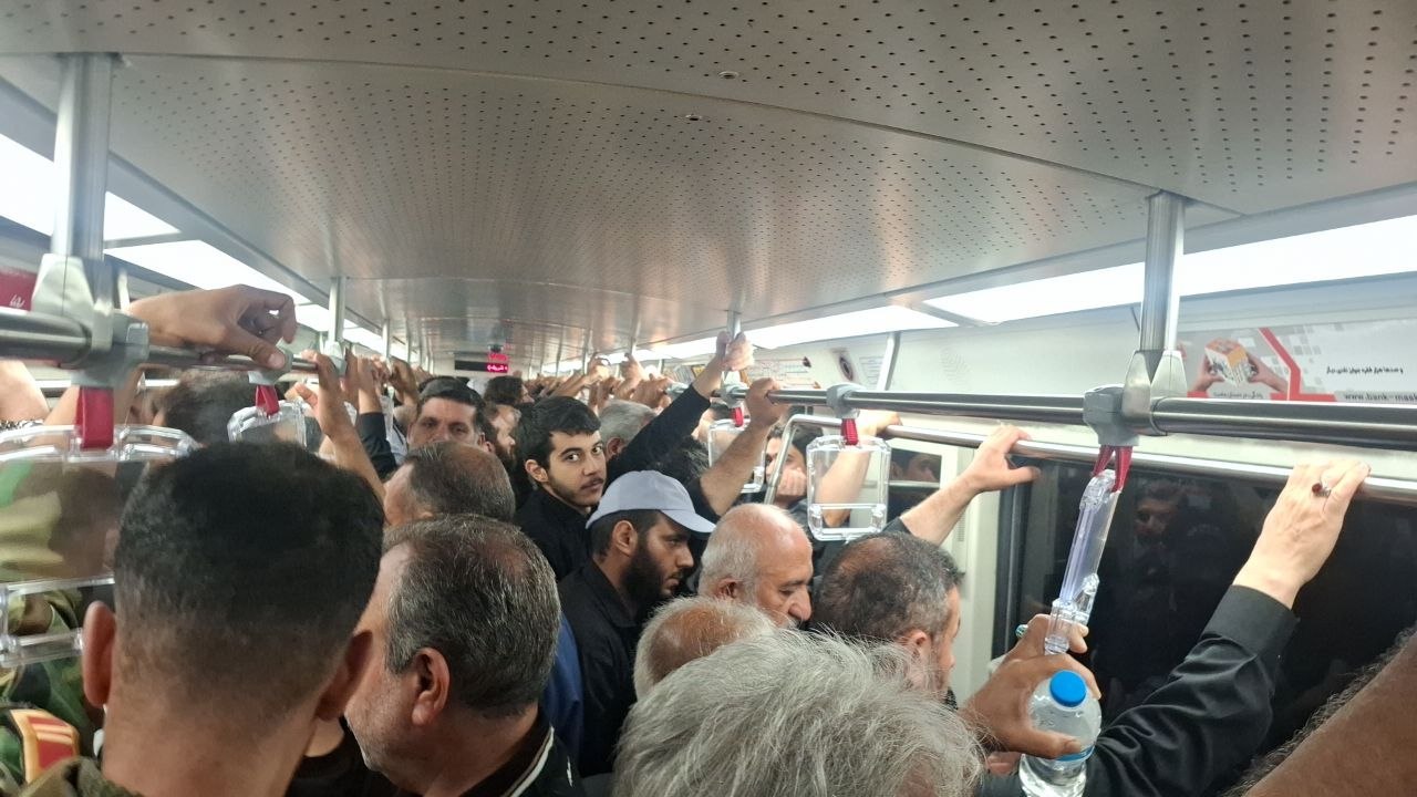 Tahran metrosunda sabah cenaze namazına giden halk...