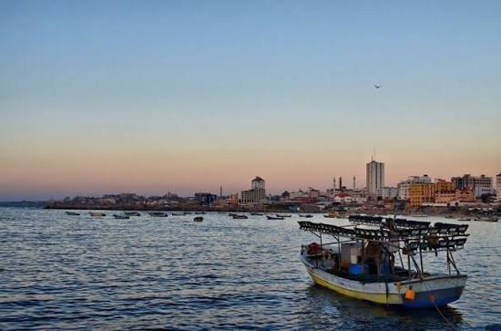 Siyonist İsrail rejimine ait savaş uçakları, Gazze limanı çevresine hava saldırısı düzenledi ve bu saldırı sonucunda bir grup Filistinli yaralandı.