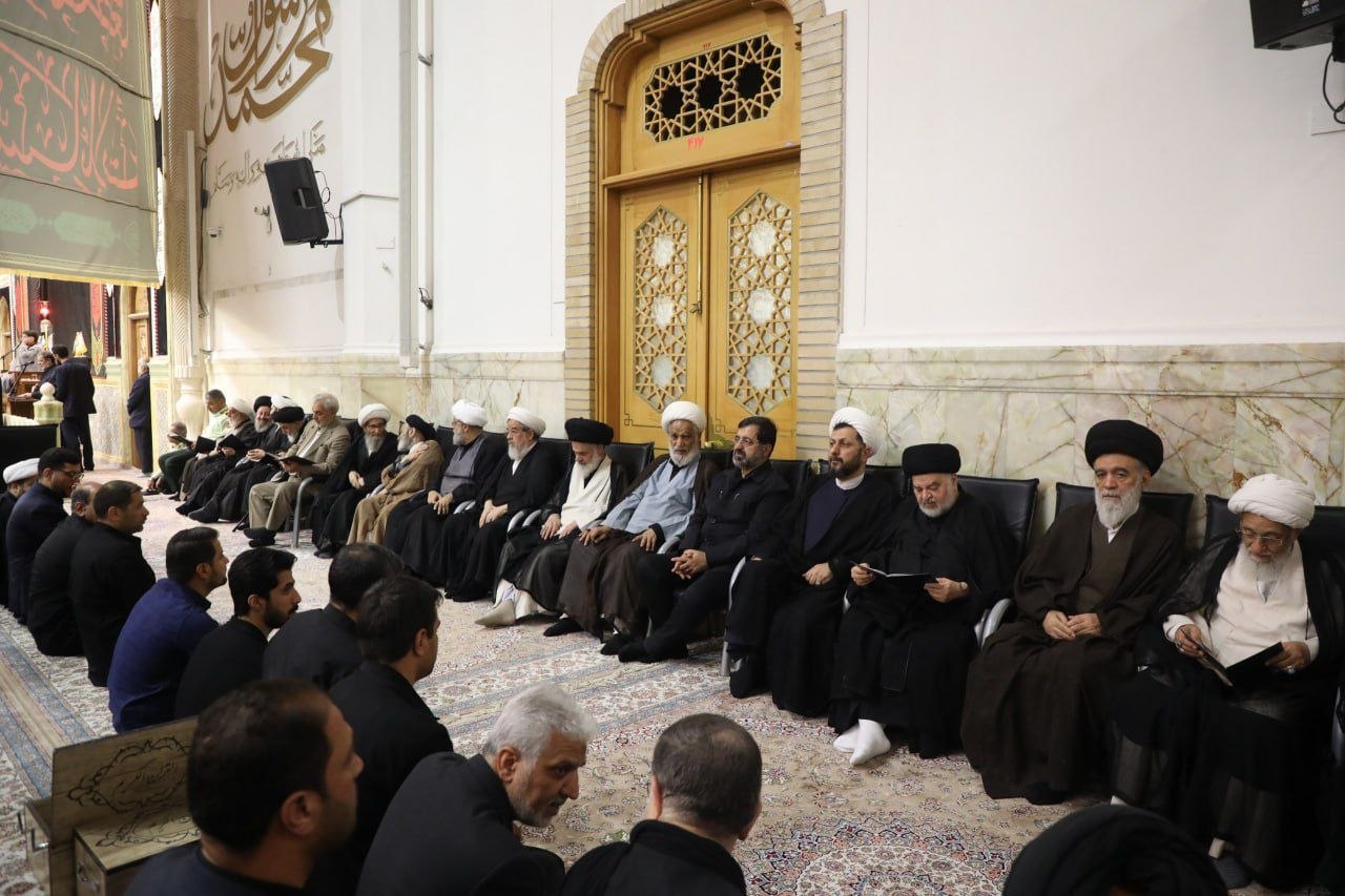 İran İslam Devrimi'nin Şehit Lideri'nin Anma Töreni, Ayetullah Makarem Şirazi tarafından Hz. Ma'sume (a.s.) Türbesi'nde düzenlendi.