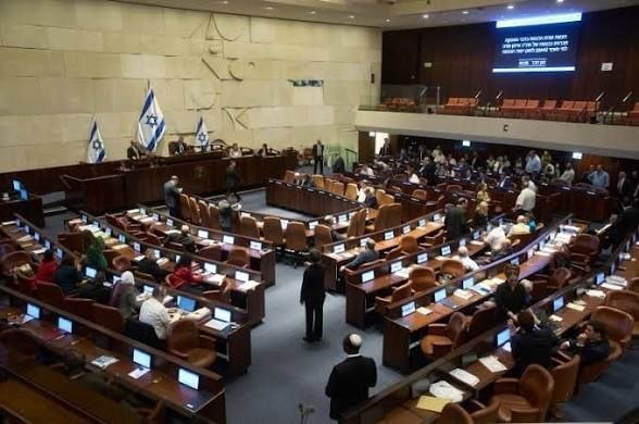 Siyonist İsrail medya kuruluşları, Knesset'in nihai olarak kendi feshi yasasını onayladığını ve mevcut dönemin sona erdiğini, erken seçimlerin yolu açıldığını bildirdi.