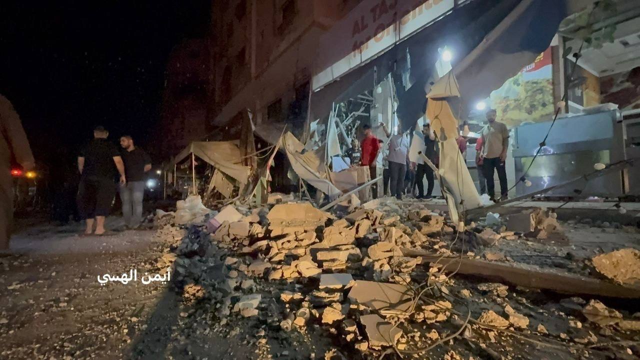 İsrail İşgal Ordusu tarafından Gazze Şehri'nin kuzeybatısında, Yermuk Caddesi'nde bulunan bir konut binasına yapılan sabah saldırısı sonucu yaşanan geniş çaplı yıkım.