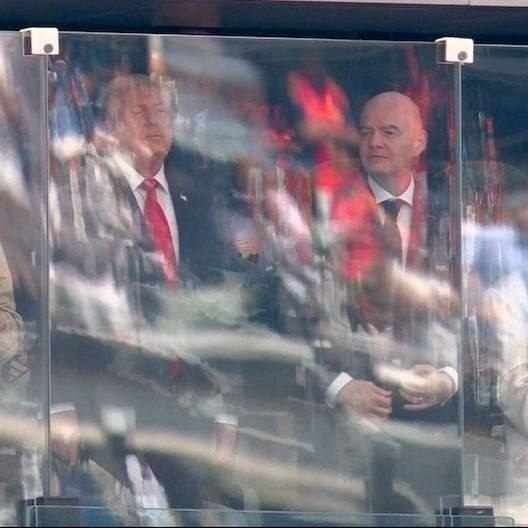 Trump, kurşun geçirmez camın arkasından Dünya Kupası finalini izliyor.