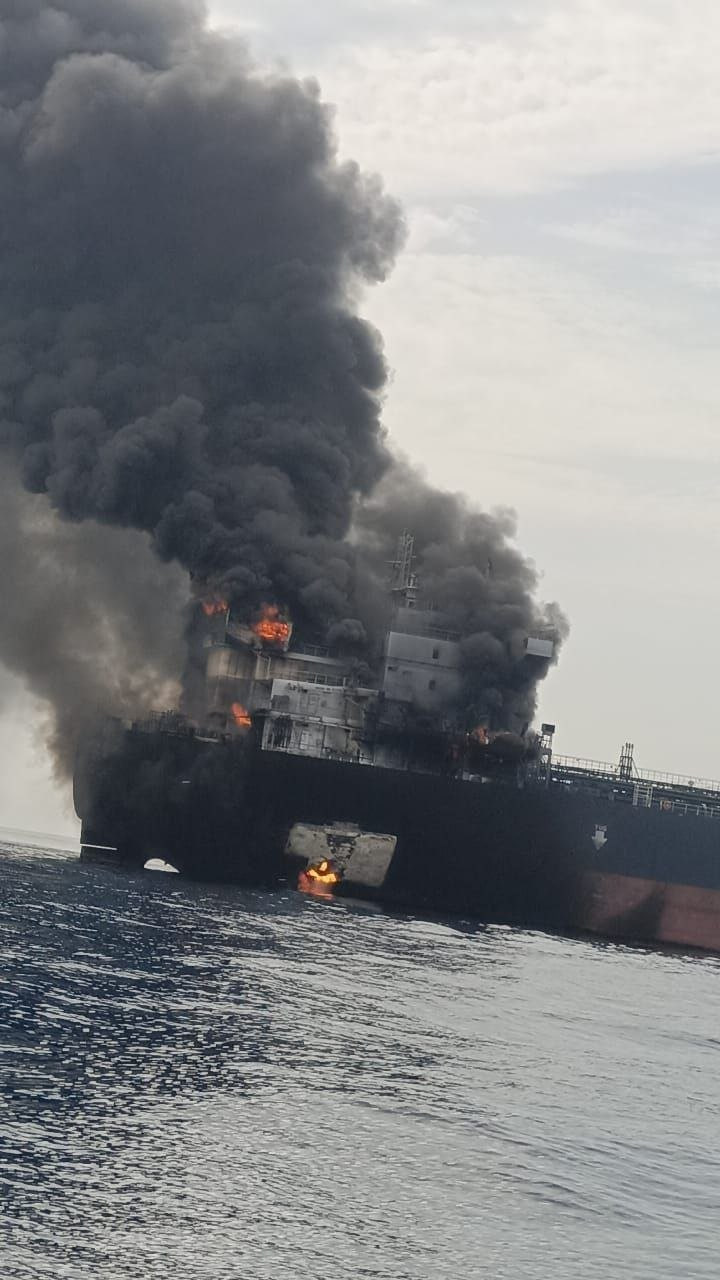 Yemen güçleri, VHF telsiziyle Suudi gemilerine Kızıldeniz ve Aden Körfezi'nden Suudi limanlarına uğramadan geçmeleri gerektiğini, aksi takdirde silahlı kuvvetler için meşru hedef haline geleceklerini duyurdu.