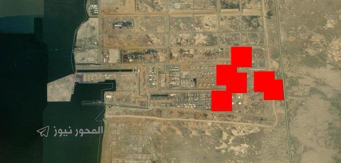 Yemen'den yapılan bir füze saldırısının ardından Cizan'daki petrol rafinerisinde çıkan yangının uydu görüntüsü.
