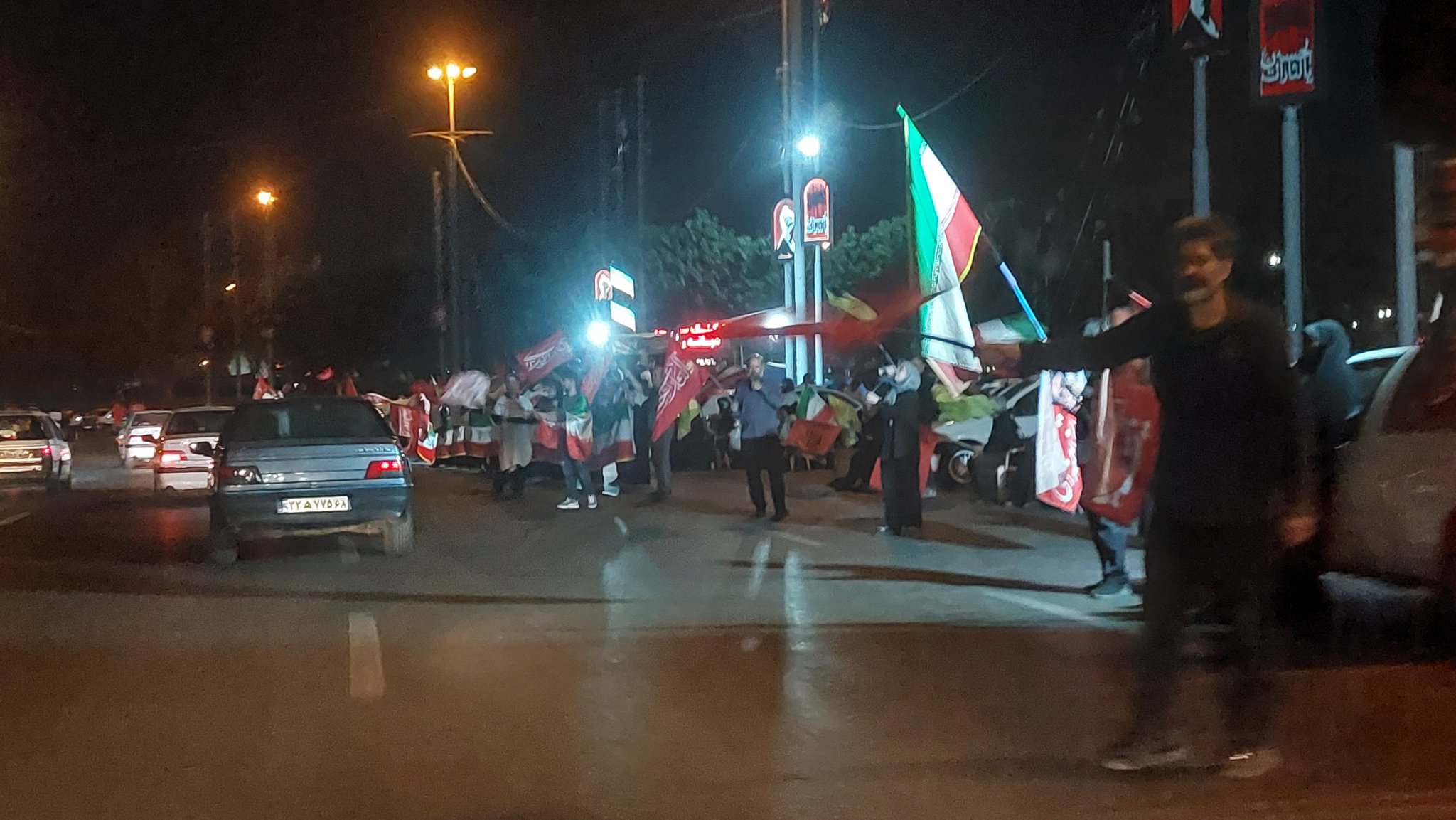 İran halkı 120 gün geçmesine rağmen vatanlarını savunmak için halen meydanlarda...