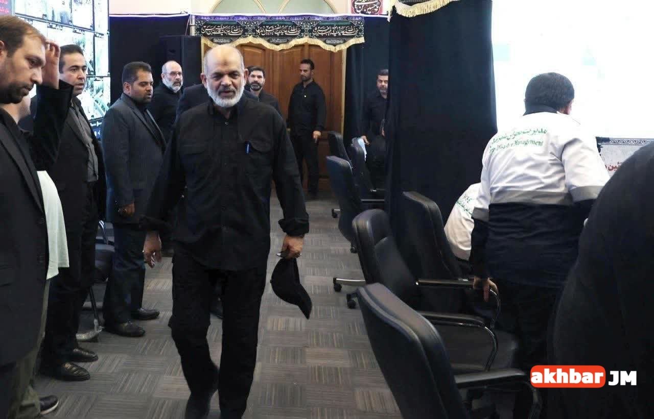 İran-Irak Savaşı'nın üçüncü cephe komutanı General Vahidi, Tahran'daki camide.