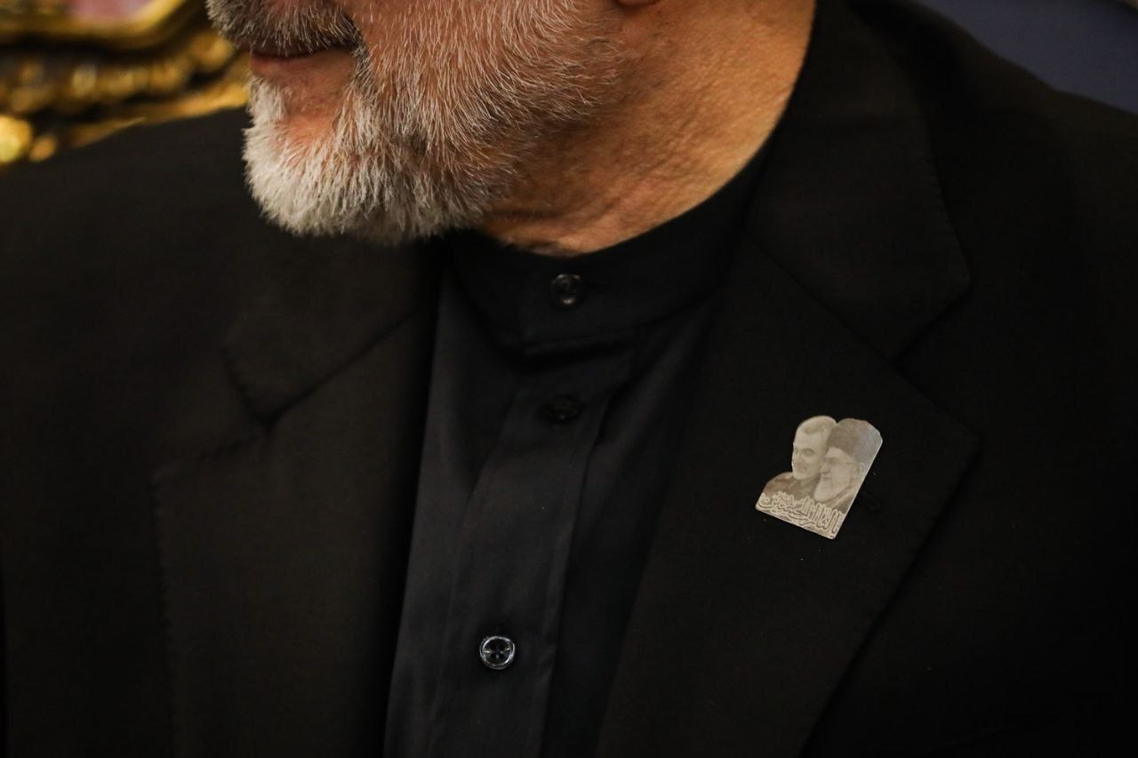 Şehit Lider ve Şehit Süleymani'nin intikam arzusunun sembolü, bugün Hamas temsilcisiyle görüşen Kalibaf'ın göğsünde.