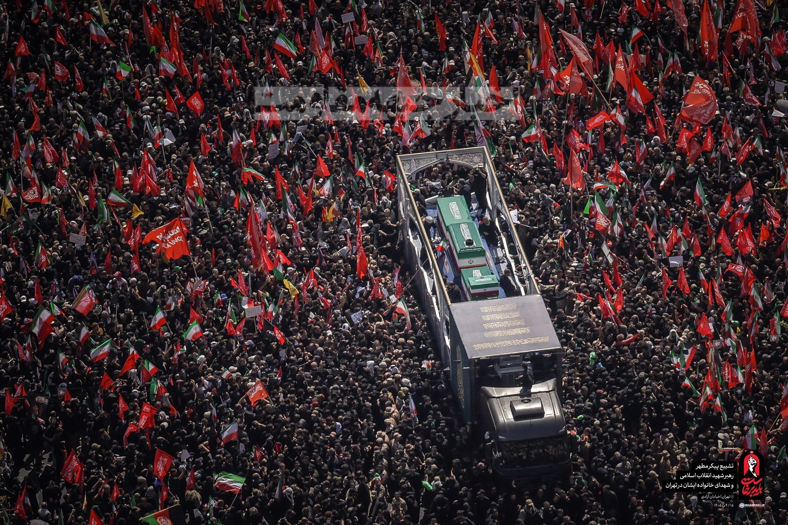 İran'ın merhum lideri ve ailesinden şehitlerin naaşlarını taşıyan araç, ülkenin dört bir yanından gelen sayısız matemli insanın kollarında...