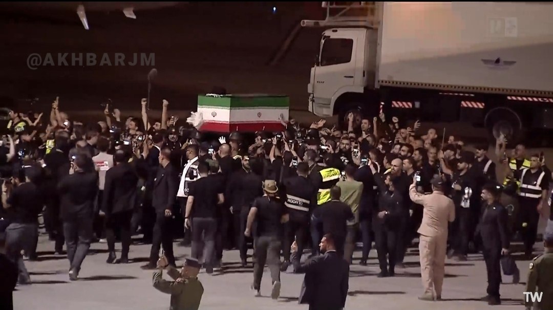 Şehit liderin mübarek naaşı, havalimanındaki hazır bulunanların ellerinde taşınarak resmi tören yerine götürülüyor.