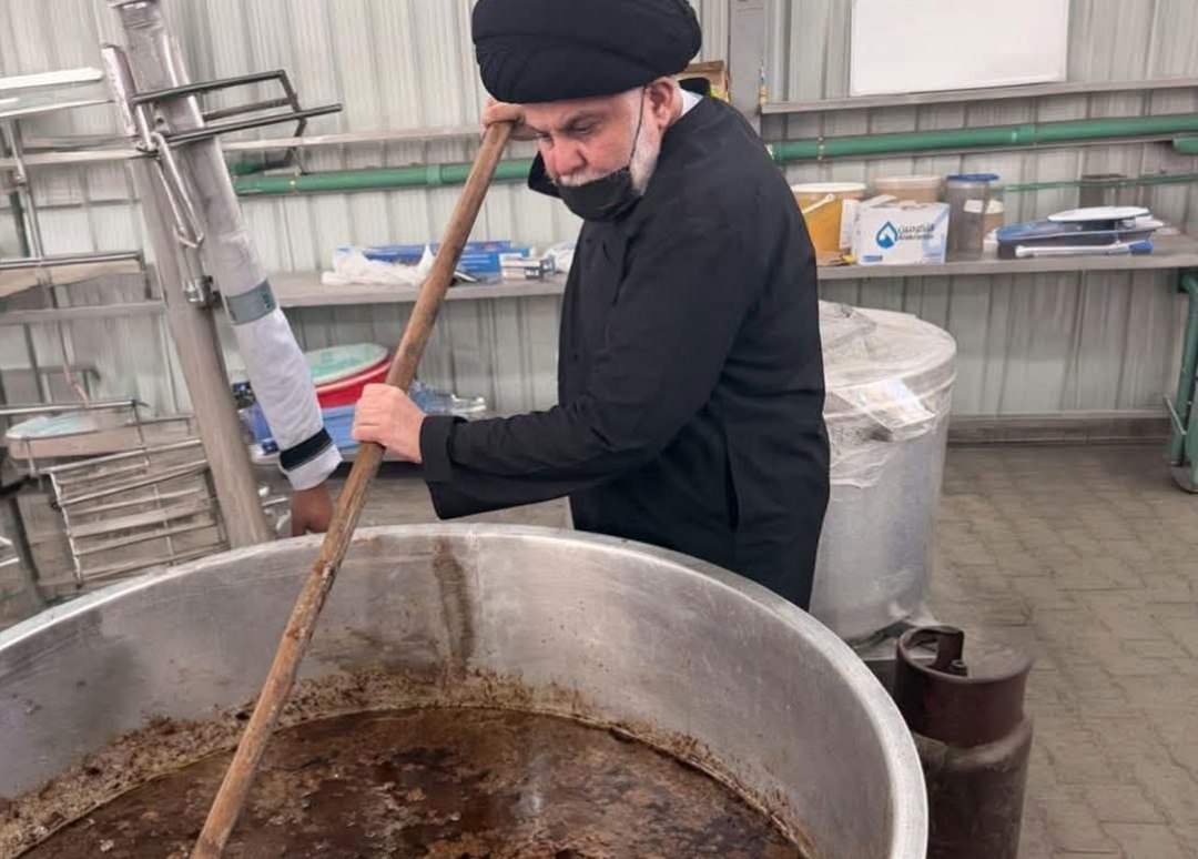 Mukteda el-Sadr, Necef vilayetindeki El-Sadr konukevinde ziyaretçiler için yemek hazırlanmasına katılıyor.