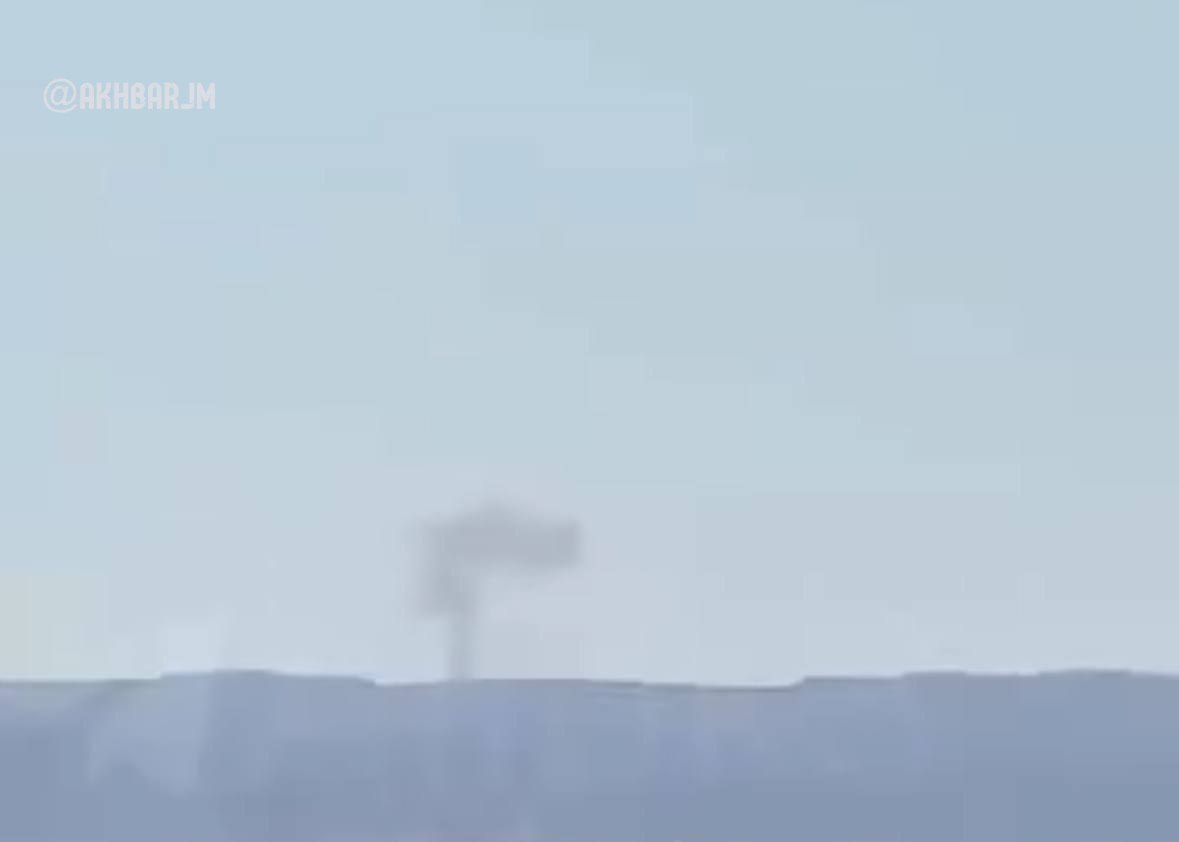 Akabe şehrindeki Prens Hüseyin Havaalanı'ndan duman sütunu yükseliyor.