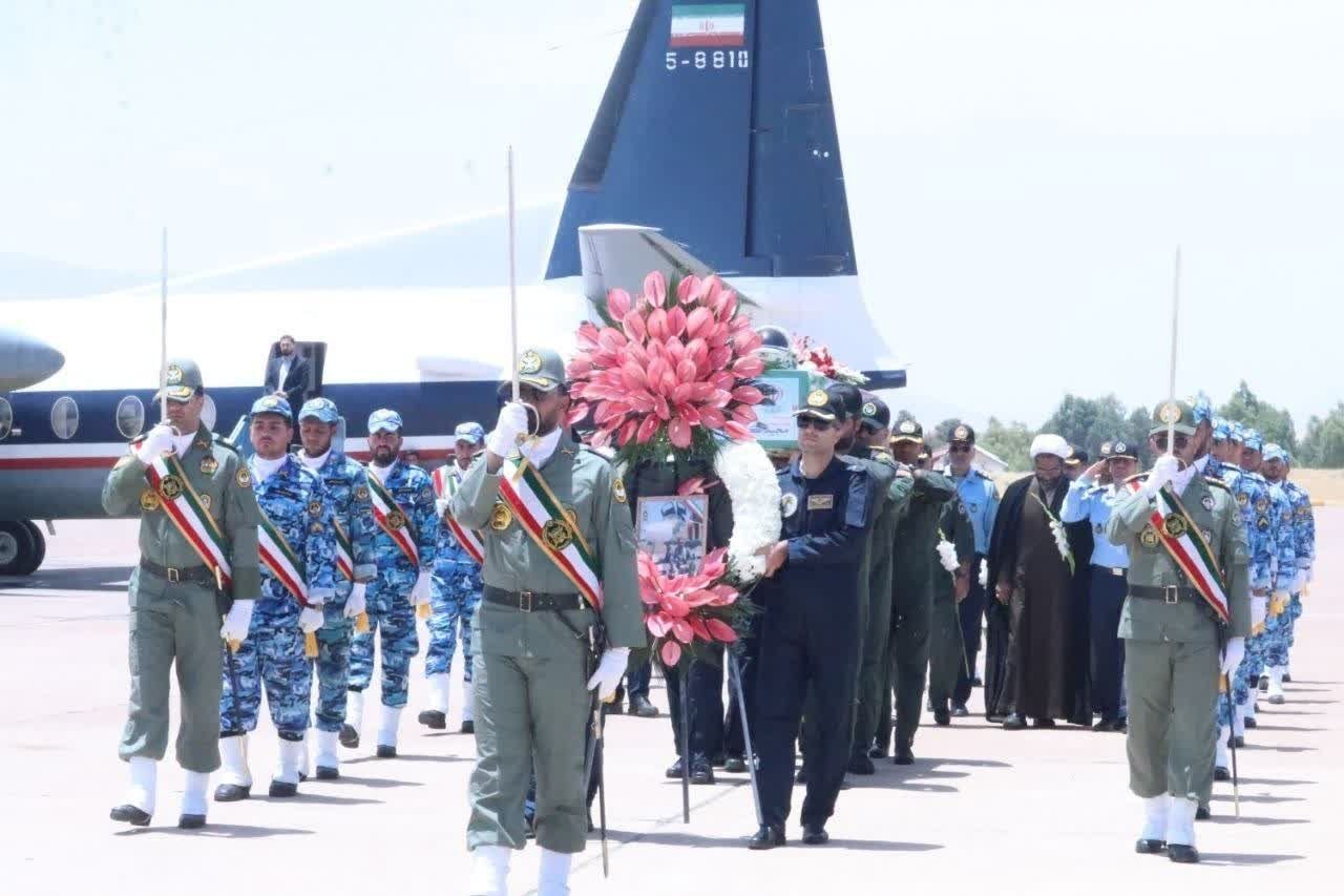 Şiraz'daki 7. Savaş Uçağı Üssü'nde, Sukhoi 24'ün kahraman pilotu şehit Tuğgeneral Majid Kazemi'nin naaşının karşılanması.
