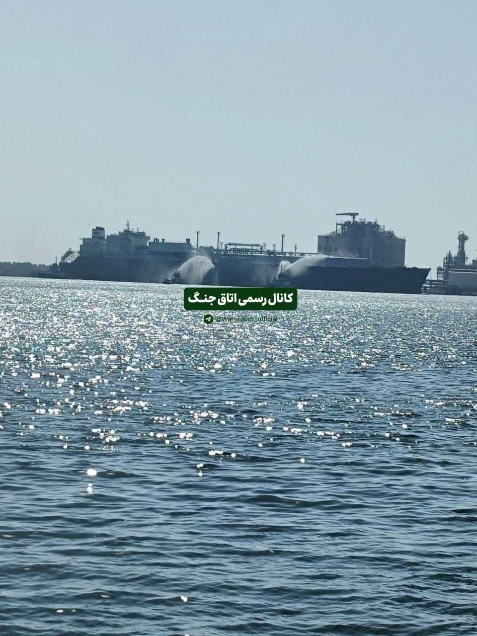 Dimet limanında bir Amerikan LNG taşıyıcı gemisinde çıkan yangının söndürüldüğü anın fotoğrafı