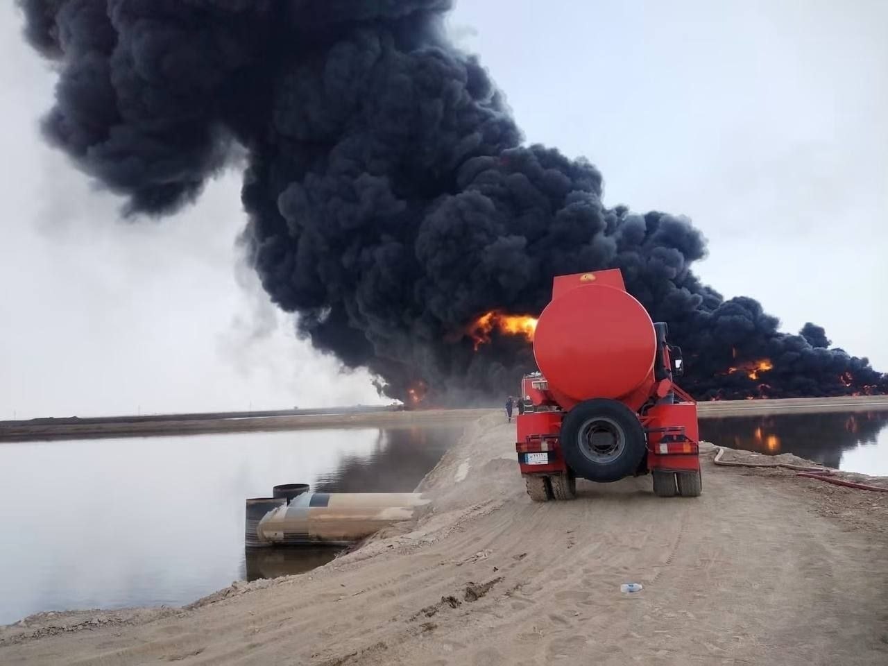 Irak Sivil Savunma Bakanlığı: Wasit'teki Al-Ahdab petrol sahasında çıkan yangın, 30 itfaiye ekibi tarafından kontrol altına alındı.