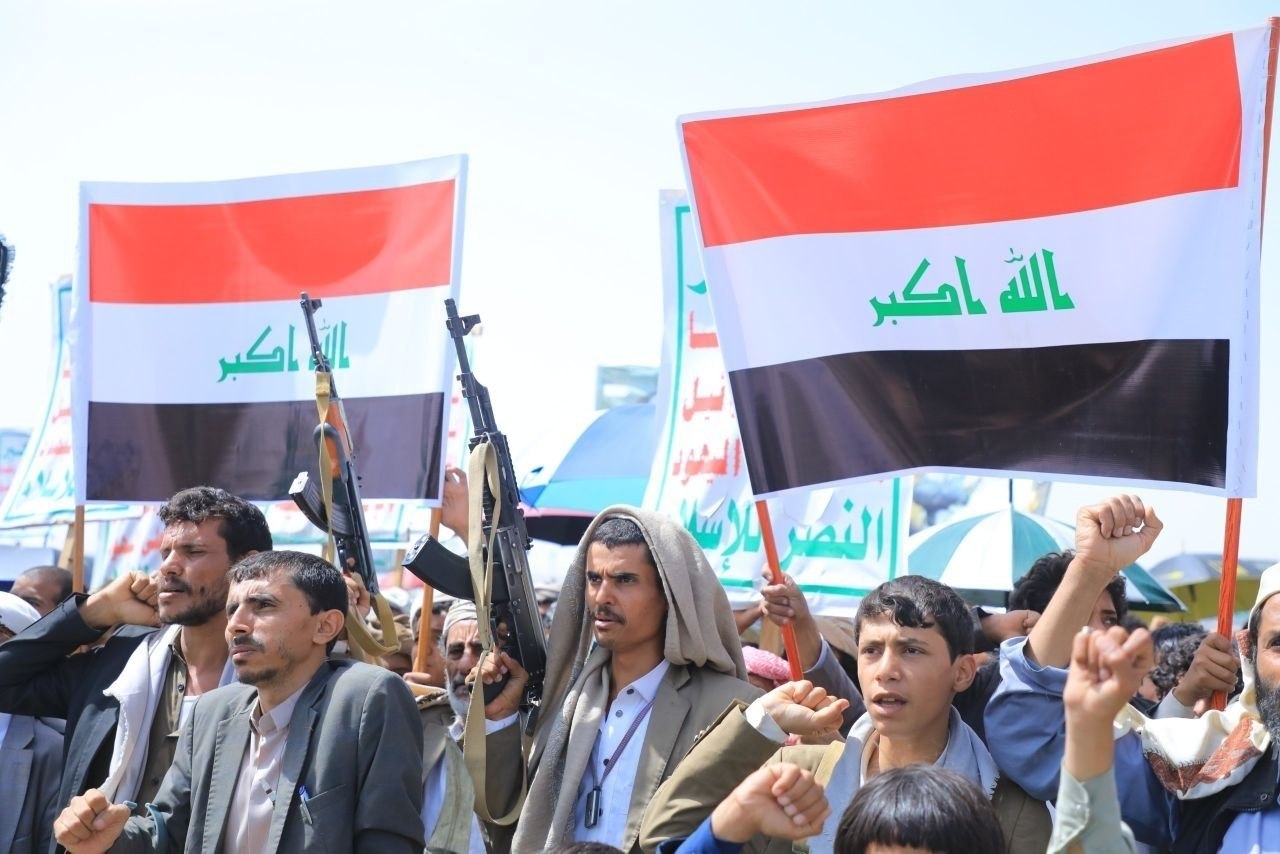 Foto - Yemen'in Saada kentinde düzenlenen büyük bir halk yürüyüşünde Irak bayrağı, duruş ve kader birliğini teyit ederek göndere çekildi.