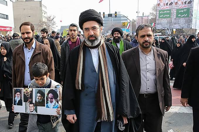 İmam Mücteba Hamanei: Şimdi, Amerikalı düşman savaş çıkarmaya ve daha ağır maliyetler ödemeye ve daha fazla itibar kaybetmeye çalışırken, bilsin ki sevgili İran halkı ve direniş cephesi, ona unutulmaz dersler verecektir.