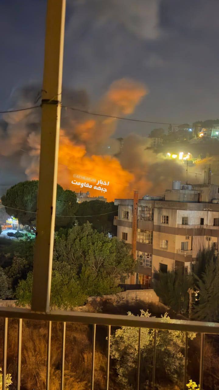 Siyonist İsrail savaş uçakları, Lübnan'ın güneyindeki Nebatiye El-Fuğa bölgesini bombaladı.