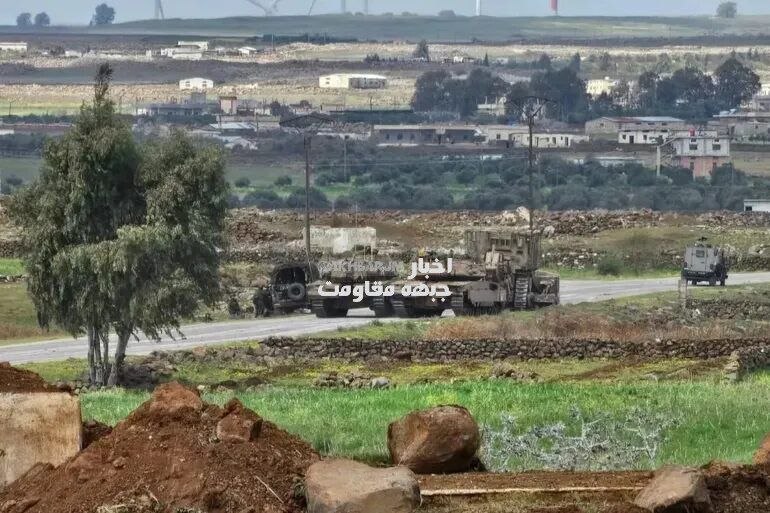 Siyonist İsrail rejimine ait askerler, bugün yaklaşık 10 askeri araçla Dera'nın batı kırsalındaki 