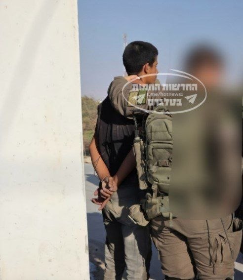 İsrail platformları, Eriha yakınlarındaki El-Auja'da bu sabah meydana gelen ve bir işgalcinin orta derecede yaralanmasıyla sonuçlanan bıçaklı saldırının failinin tutuklandığı anın fotoğrafını yayınladı.
