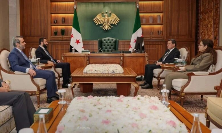 Suriye Geçici Cumhurbaşkanı El-Julani, Suriye Demokratik Güçleri (SDF) Komutanı Mazlum Abdi ve Kuzey ve Doğu Suriye Özerk Yönetimi Dış İlişkiler Başkanı İlham Ahmed ile bölgedeki son gelişmeler ve ortak konuları görüşmek üzere bir araya geldi.