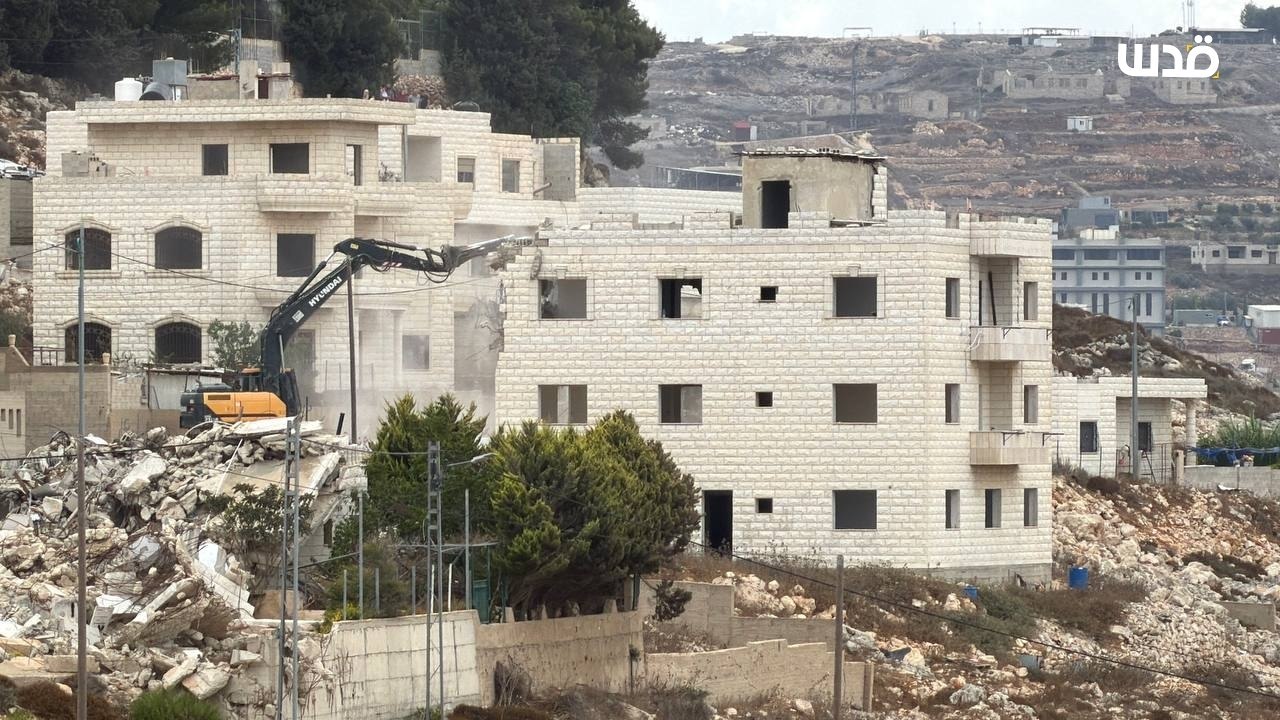 Siyonist işgalciler tarafından Nablus'taki Ta'awun bölgesinde konut binalarının yıkımına devam ediliyor.