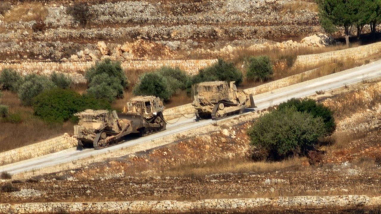 İşgal ordusu, direnişçiler tarafından daha önce kullanılamaz hale getirilen araçlarından birini geri çekiyor ve onu Lübnan'ın güneyindeki Houla kasabasına doğru, Vadi el-Salouqi'nin dış mahallelerinden hareket ettiriyor.