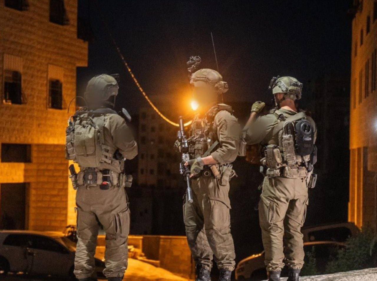 Haaretz gazetesi Salı günü, İsrailli bir kaynağa atıfta bulunarak, İsrail heyetinin Lübnan heyetiyle bugün yapılan görüşmelerin yapıldığı yere deniz ve kara sınırlarının belirlenmesi konusunda uzman bir kişiyi de getirdiğini bildirdi.