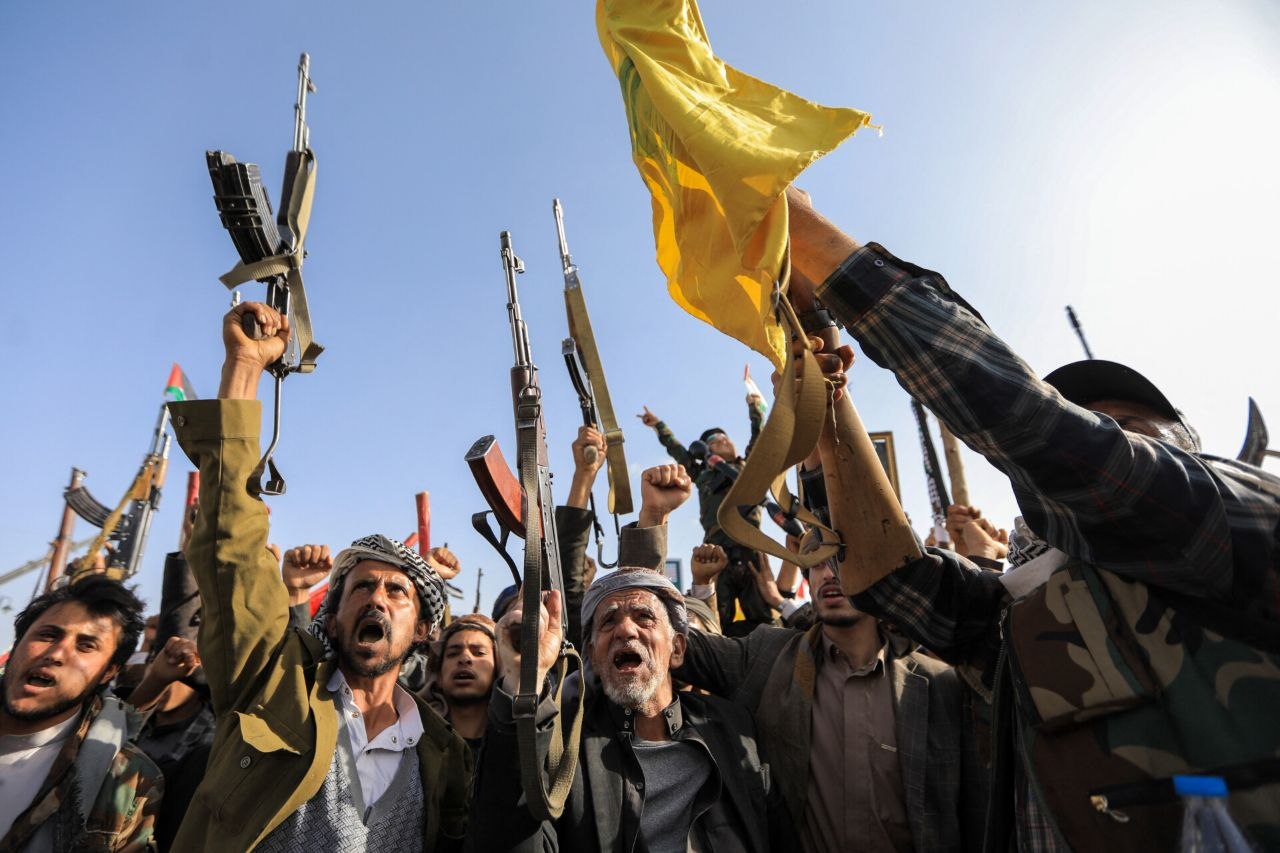 Yemen kaynakları, Sanaa'nın bir sonraki aşamada tüm Suudi liman ve havaalanlarına yönelik ablukayı tamamen yoğunlaştırma olasılığını değerlendirdiğini bildirdi.